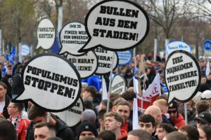 Tausende Fußballfans protestieren gegen Politik-Pläne