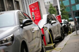 Wie auch Laternenparker ihr E-Auto laden können