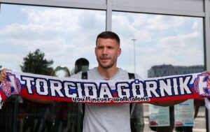 Lukas Podolski kauft sich bei seinem Club Gornik Zabrze ein