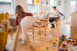 Spielen ums Sofa: So wird das Wohnzimmer familienfreundlich