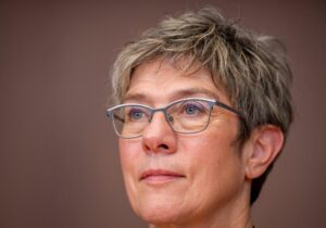 Kramp-Karrenbauer gewinnt gegen Merz-Kandidaten