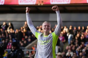 Man City schlägt Crystal Palace und bleibt an Arsenal dran