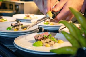 Festliche Styling-Tipps: Wie der Teller zur Bühne wird