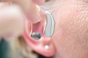 Keine enge Mütze: So kommt das Hörgerät gut durch den Winter