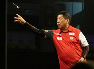 71 Jahre alter Darts-Profi bei WM in der zweiten Runde
