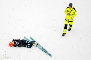 Freitag stürzt – Schmid beschert Springerinnen erstes Podest