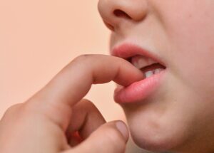 Immer die Finger im Mund: Wann Eltern eingreifen sollten