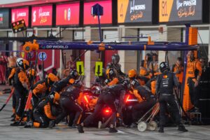 Presse zum Katar-Rennen: Beide McLaren mussten ausbluten