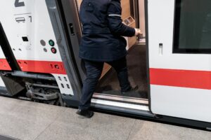 Neuer ICE L der Bahn wird von angemieteten Loks gezogen