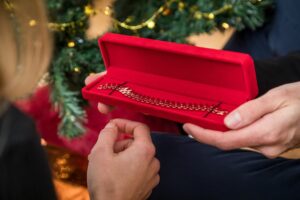 Festzeit-Ausgaben: Warum wir zu Weihnachten mehr ausgeben