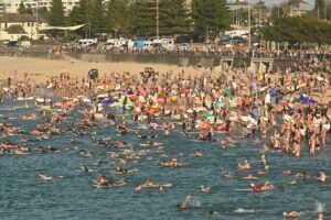 Hunderte Surfer gedenken am Bondi Beach der Terroropfer