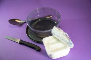 Messer-Trick: So rutscht der Quark aus dem Becher