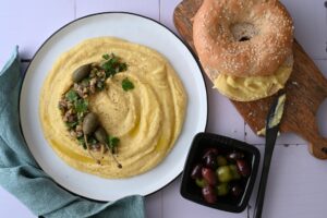 Perfekt zum knusprigen Bagel: Linsen-Dip mit Oliven-Tapenade