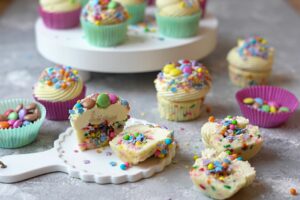 Konfetti paletti: Funfetti Cupcakes mit Frosting