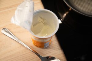 Joghurt oder Schmand verschließen: Klappt der Pfannen-Trick?