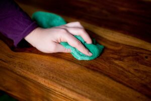 Öko-Test: Viele Holzöle enthalten bedenkliche Inhaltsstoffe