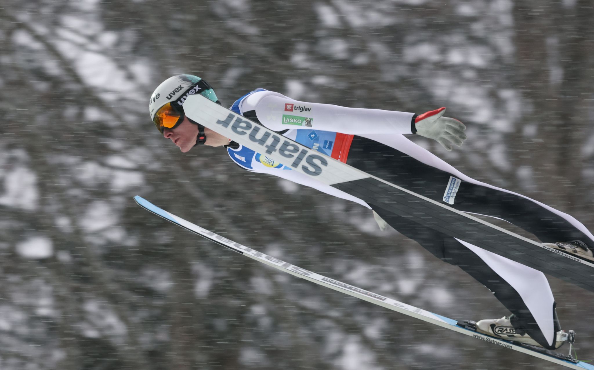 Ski rutschen die Schanze runter: Prevc darf nicht fliegen