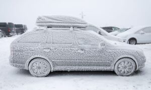 So wird das Auto am besten von Eis und Schnee geräumt