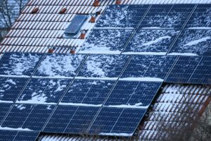 Im Winter: Soll ich den Schnee von der Solaranlage räumen?