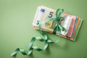 Wann Geldgeschenke auch das Finanzamt interessieren