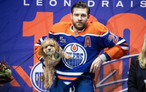 Mit Hund und Familie: Oilers ehren Draisaitl für 1000 Punkte