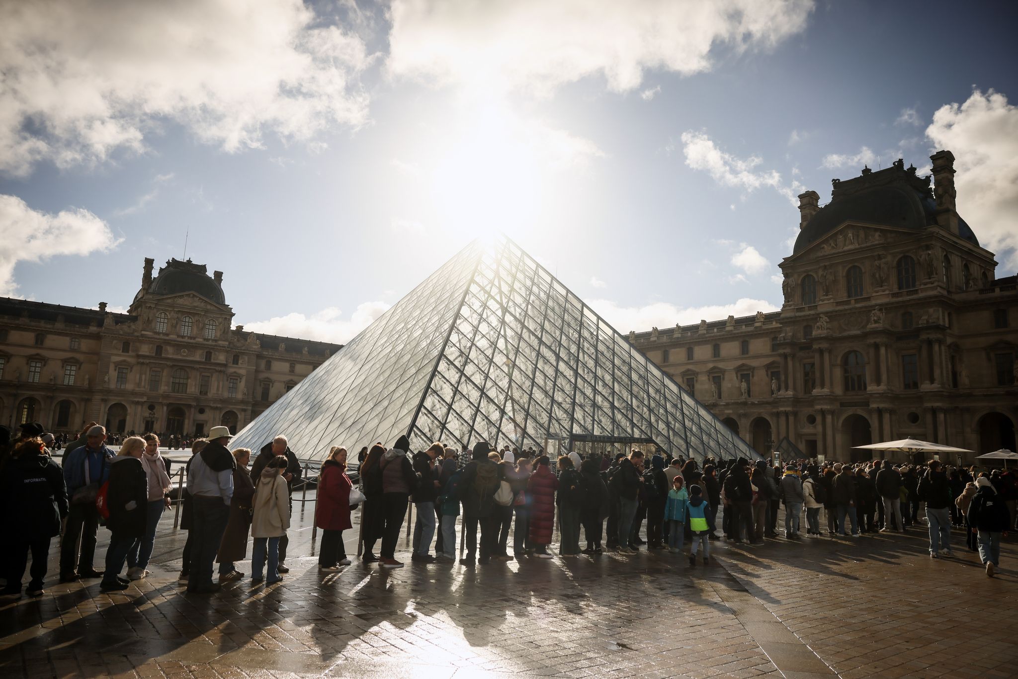 Falsche Tickets? Festnahmen nach Betrugsverdacht im Louvre