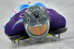 Ukrainischer Skeletoni ehrt mit Helm gefallene Athleten