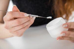 Warum unsere Finger nicht in die Gesichtscreme gehören