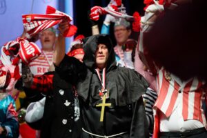 Kölns Said El Mala am Rosenmontag auf FC-Wagen dabei