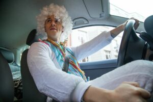 Karnevalkostüm im Verkehr: So fahren Dino und Hexe sicher