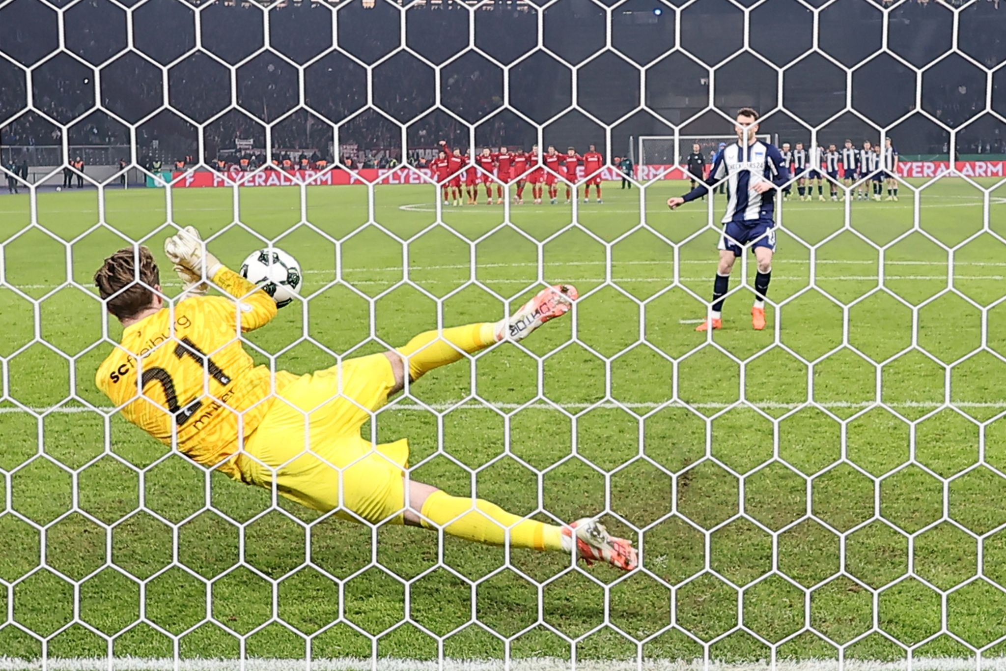 Elfmeter-Krimi: Freiburg zerstört Herthas Finaltraum