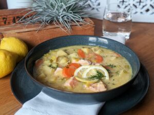 Wärmt Löffel für Löffel: Feiner Eintopf mit Lachs