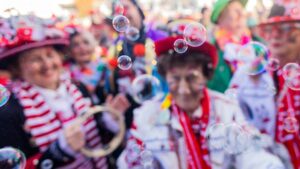 Karnevalsschäden: Welche Versicherung zahlt?