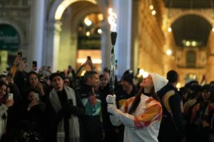 Zwei Feuer, viele Stars: Olympia wird eröffnet