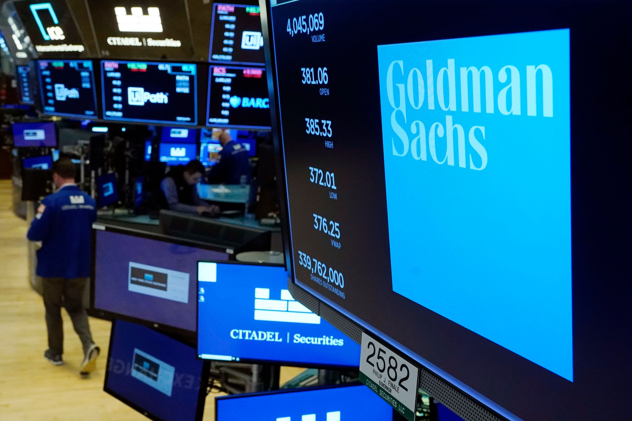 Chefjuristin von Goldman Sachs geht nach Epstein-Verbindung
