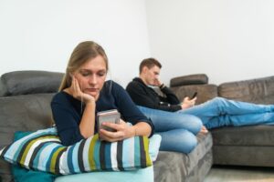 Sind Geheimnisse vor Partner oder Partnerin okay?