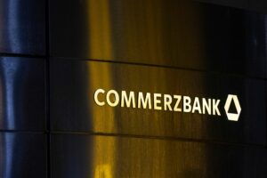 Commerzbank hebt Gewinnziel für 2026 an