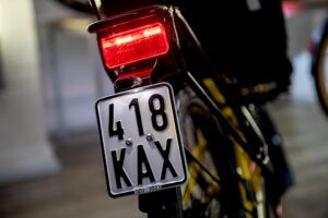 «Mofa-Kennzeichen»: Bald nur noch schwarze Schilder erlaubt